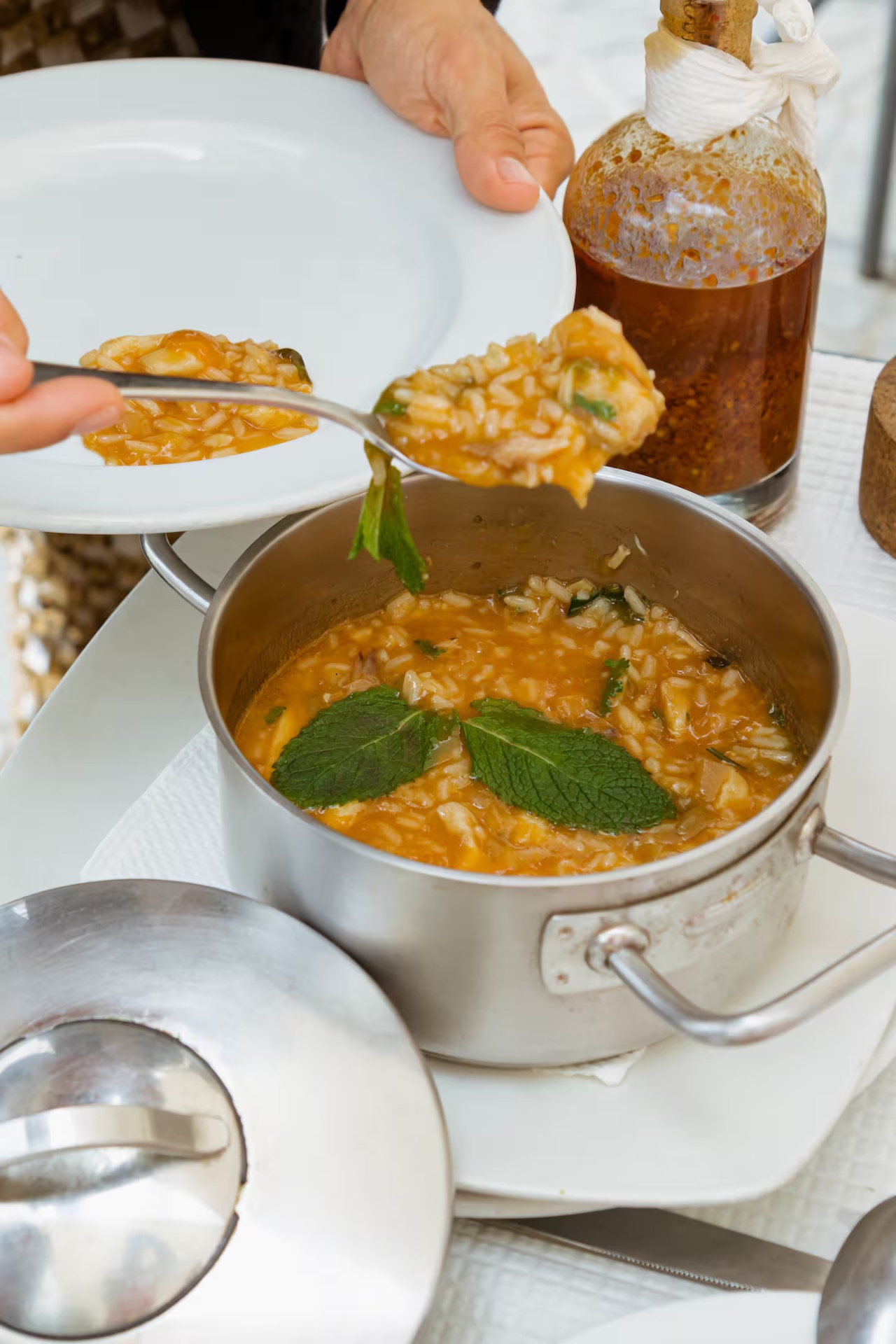 Old pots on the table? Honest food!